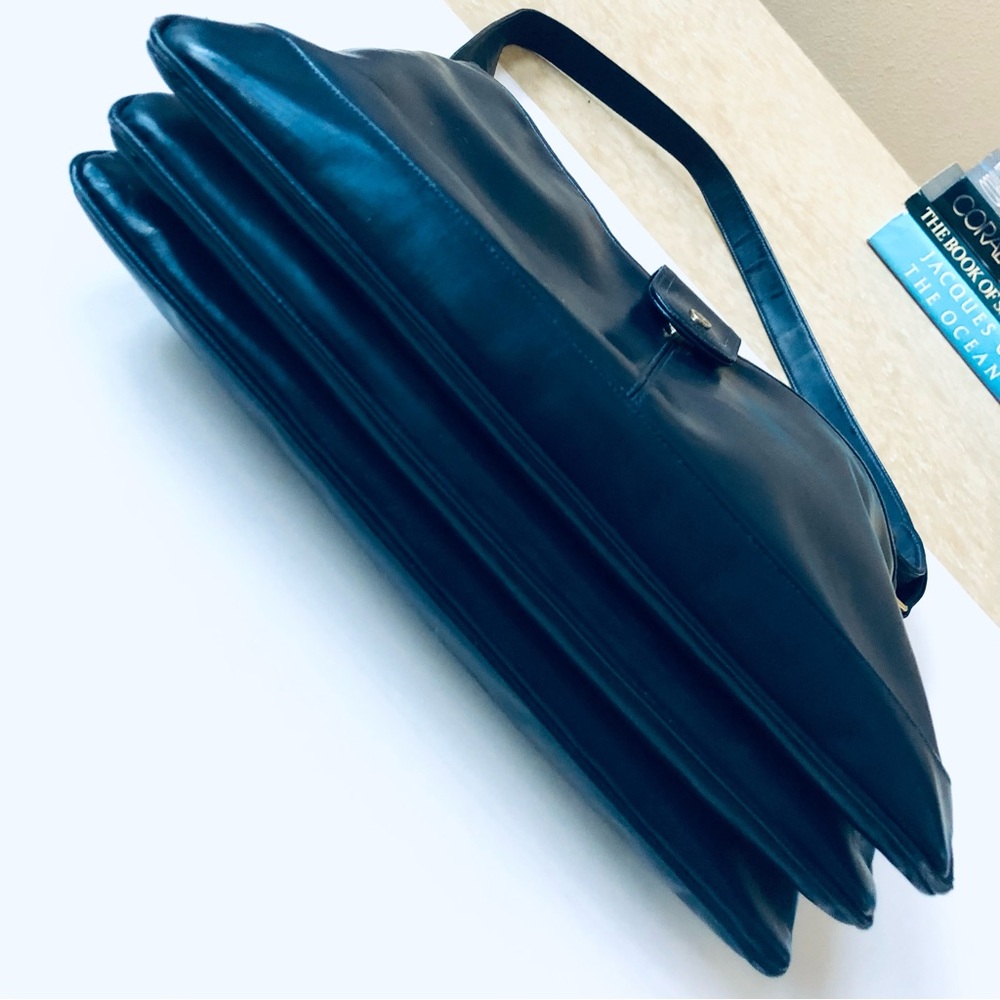 Lou Taylor Vintage Smooth Leather Shoulder Bag in Exquisite Condition. Deep Blue - Picture 6 of 16